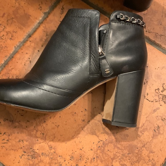 CHANEL booties with chain link - Picture 7 of 7